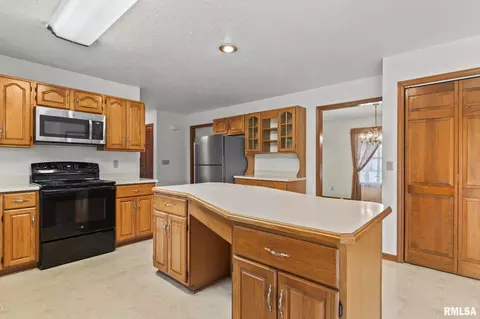 Kitchen - 3985 Mill Stone Dr, Springfield, IL 62711 photo 4 of 5