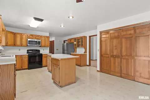 Kitchen - 3985 Mill Stone Dr, Springfield, IL 62711 photo 3 of 5