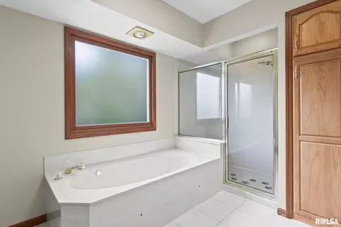 Bath - 3985 Mill Stone Dr, Springfield, IL 62711 photo 3 of 5