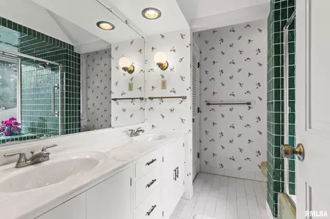 Bath - 1516 Willemore Ave, Springfield, IL 62704 photo 3 of 5