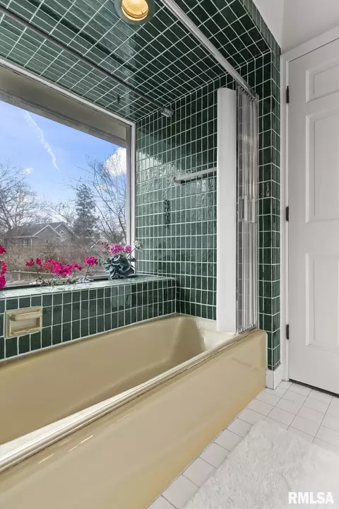 Bath - 1516 Willemore Ave, Springfield, IL 62704 photo 4 of 5