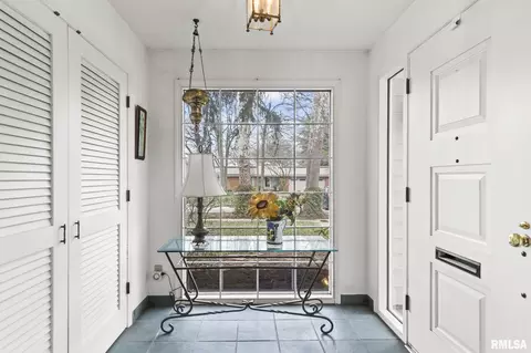 Entry Way - 1516 Willemore Ave, Springfield, IL 62704 photo 1 of 8