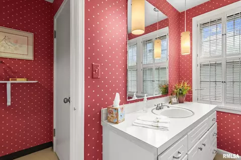 Bath - 1516 Willemore Ave, Springfield, IL 62704 photo 2 of 5