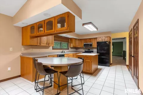 Kitchen - 3990 Springer Ln, Springfield, IL 62711 photo 4 of 4