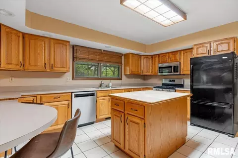 Kitchen - 3990 Springer Ln, Springfield, IL 62711 photo 3 of 4