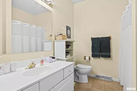 Bath - 6508 Christine Ct, Springfield, IL 62712 photo 2 of 2