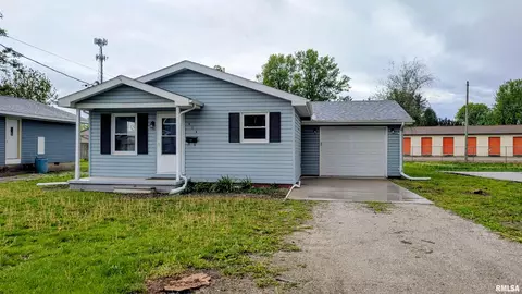 614 E Vine St, Taylorville, IL 62568