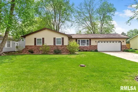 17 Santa Fe Dr, Auburn, IL 62615