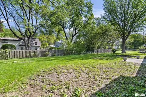 Exterior - 125 Cypress Point Dr, Springfield, IL 62704 photo 4 of 7