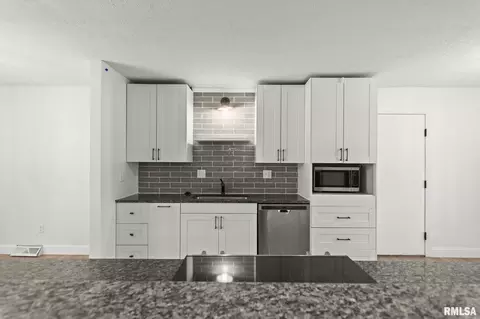 Kitchen - 125 Cypress Point Dr, Springfield, IL 62704 photo 4 of 4