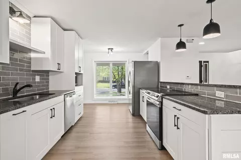 Kitchen - 125 Cypress Point Dr, Springfield, IL 62704 photo 1 of 4