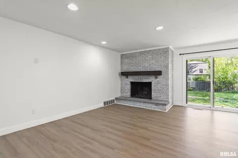Living - 125 Cypress Point Dr, Springfield, IL 62704 photo 3 of 5