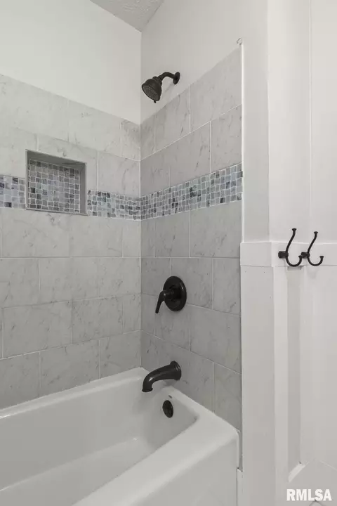 Bath - 125 Cypress Point Dr, Springfield, IL 62704 photo 4 of 5