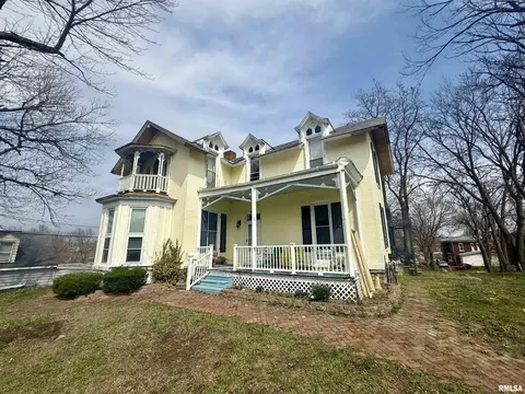 1016 N 4th St, Quincy, IL 62301