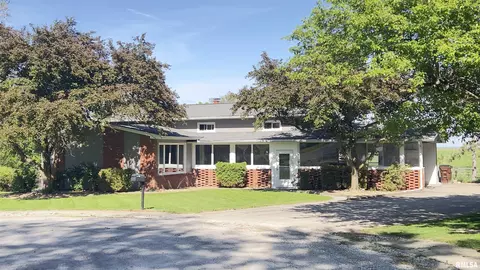 4 Edgewood Dr, Auburn, IL 62615