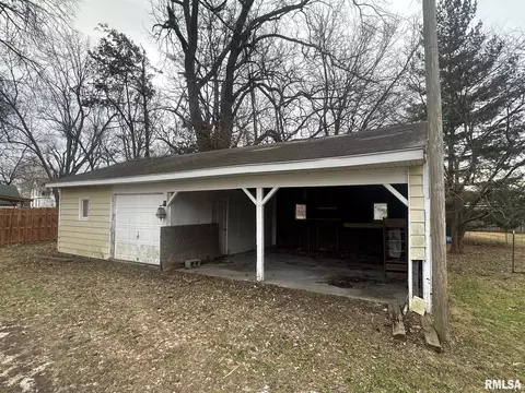 137 W Chambers St, Jacksonville, IL 62650