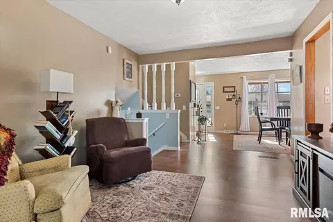 Entry Way - 2721 Delaware Dr, Springfield, IL 62702 photo 2 of 5