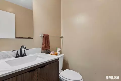 Bath - 2721 Delaware Dr, Springfield, IL 62702 photo 1 of 3