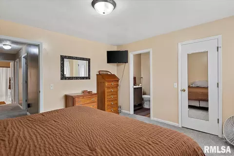 Bedroom - 2721 Delaware Dr, Springfield, IL 62702 photo 3 of 7