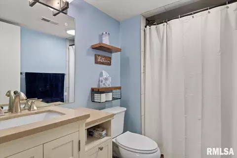 Bath - 2721 Delaware Dr, Springfield, IL 62702 photo 3 of 3