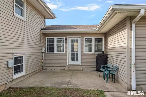 Exterior - 2721 Delaware Dr, Springfield, IL 62702 photo 5 of 5