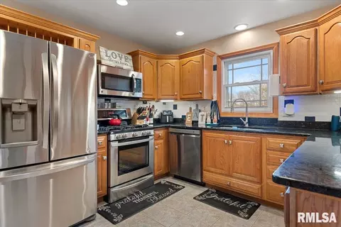 Kitchen - 2721 Delaware Dr, Springfield, IL 62702 photo 1 of 2