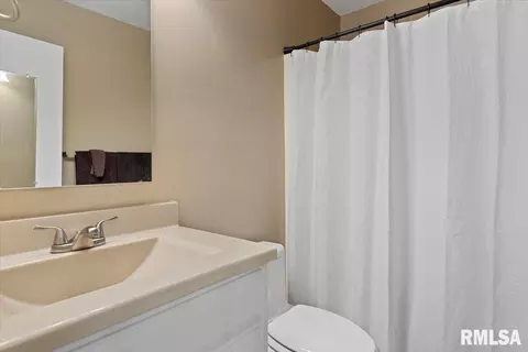 Bath - 2721 Delaware Dr, Springfield, IL 62702 photo 2 of 3