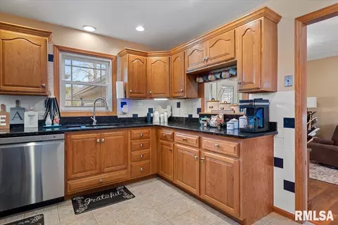 Kitchen - 2721 Delaware Dr, Springfield, IL 62702 photo 2 of 2