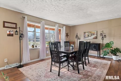 Dining - 2721 Delaware Dr, Springfield, IL 62702 photo 2 of 3