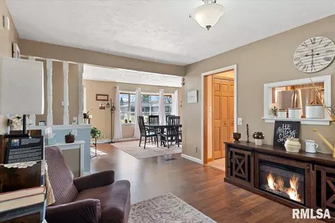 Entry Way - 2721 Delaware Dr, Springfield, IL 62702 photo 3 of 5