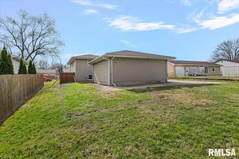 Exterior - 2721 Delaware Dr, Springfield, IL 62702 photo 4 of 5
