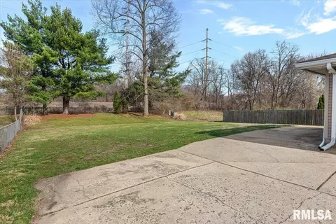 Exterior - 2721 Delaware Dr, Springfield, IL 62702 photo 2 of 5