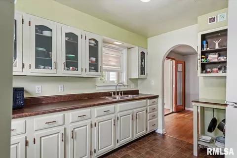 Kitchen - 3232 S Park Ave, Springfield, IL 62704 photo 3 of 4