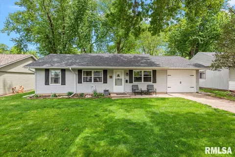 18 Nottingham Dr, Chatham, IL 62629