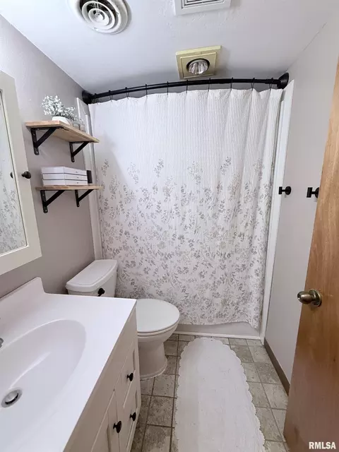 Bath - 1310 Carver Rd, Springfield, IL 62707 photo 3 of 3