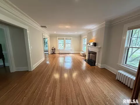 Living - 1421 S Wiggins Ave, Springfield, IL 62702 photo 2 of 4