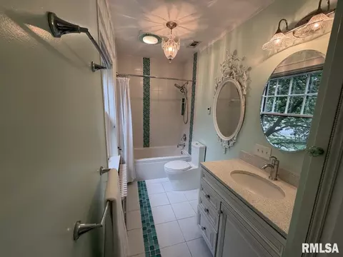 Bath - 1421 S Wiggins Ave, Springfield, IL 62702 photo 3 of 4