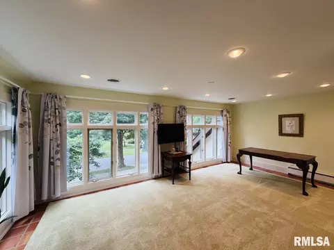 Living - 1421 S Wiggins Ave, Springfield, IL 62702 photo 4 of 4