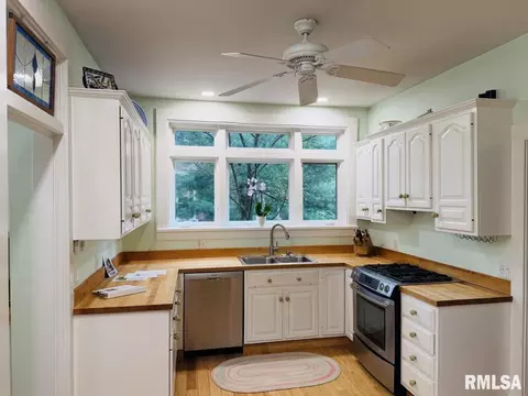 Kitchen - 1421 S Wiggins Ave, Springfield, IL 62702 photo 1 of 3
