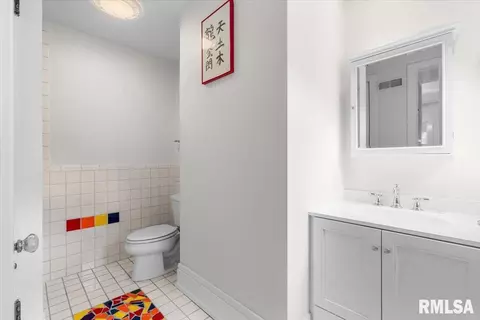 Bath - 1421 S Wiggins Ave, Springfield, IL 62702 photo 2 of 4