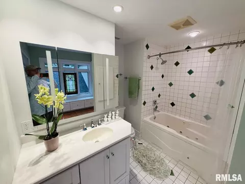 Bath - 1421 S Wiggins Ave, Springfield, IL 62702 photo 4 of 4