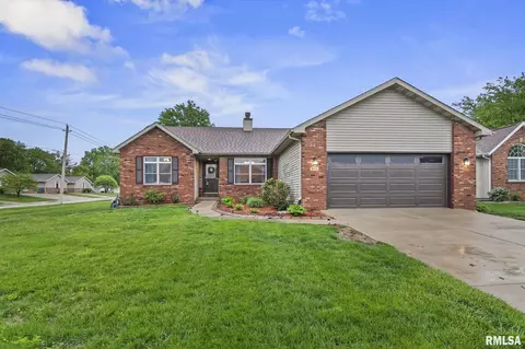 801 E Spruce St, Chatham, IL 62629