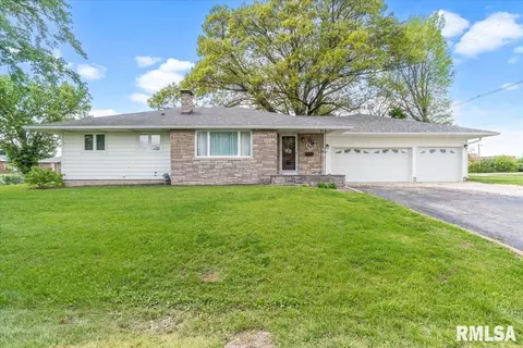 1497 Passavant Dr, Jacksonville, IL 62650