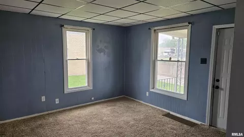 Living - 1606 Sangamon Ave, Springfield, IL 62702 photo 2 of 3