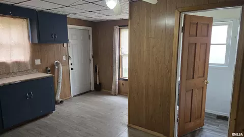 Entry Way - 1606 Sangamon Ave, Springfield, IL 62702 photo 2 of 2