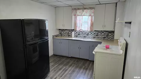 Entry Way - 1606 Sangamon Ave, Springfield, IL 62702 photo 1 of 2