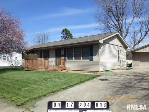 12 Fernwood Blvd, Jacksonville, IL 62650