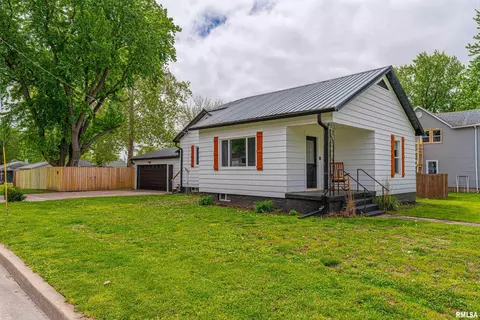1228 N Ottawa St, Lincoln, IL 62656