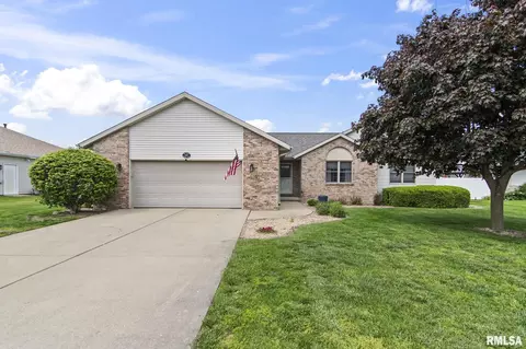 1423 Redwood Dr, Chatham, IL 62629