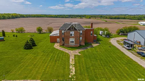 507 School St, Waynesville, IL 61778